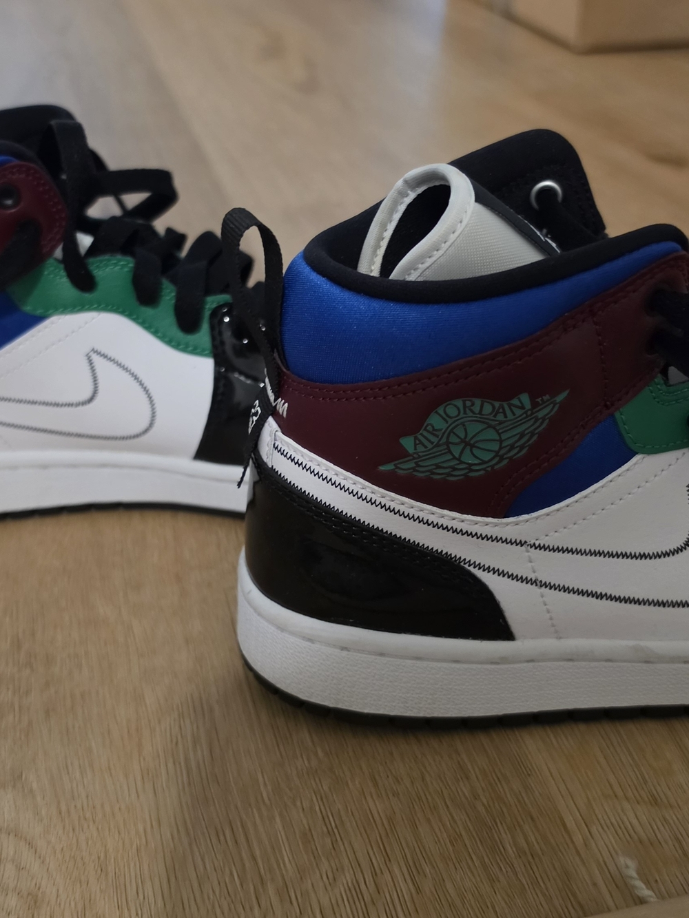 Jordan WMNS Air Jordan 1 Mid SE Black White University Red - Picture 2 of 4